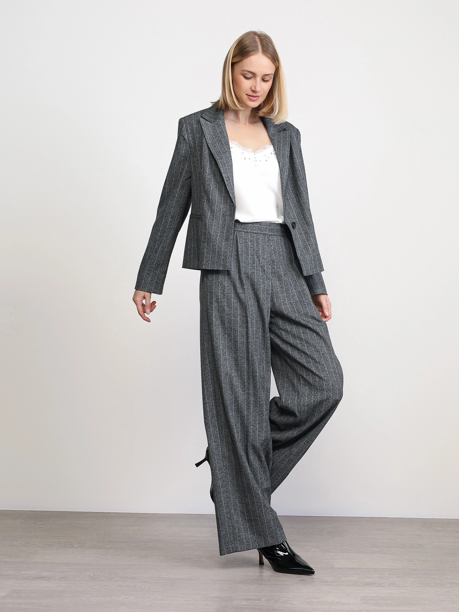 Пиджак однобортный темно-серого цвета в полоску